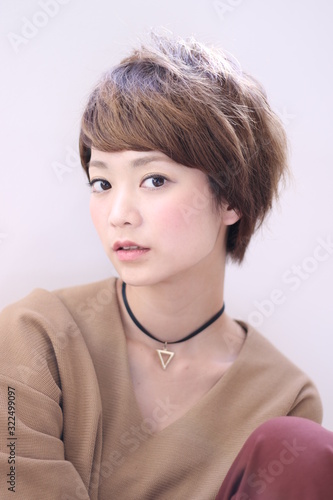 春 夏 ショートヘア 女性