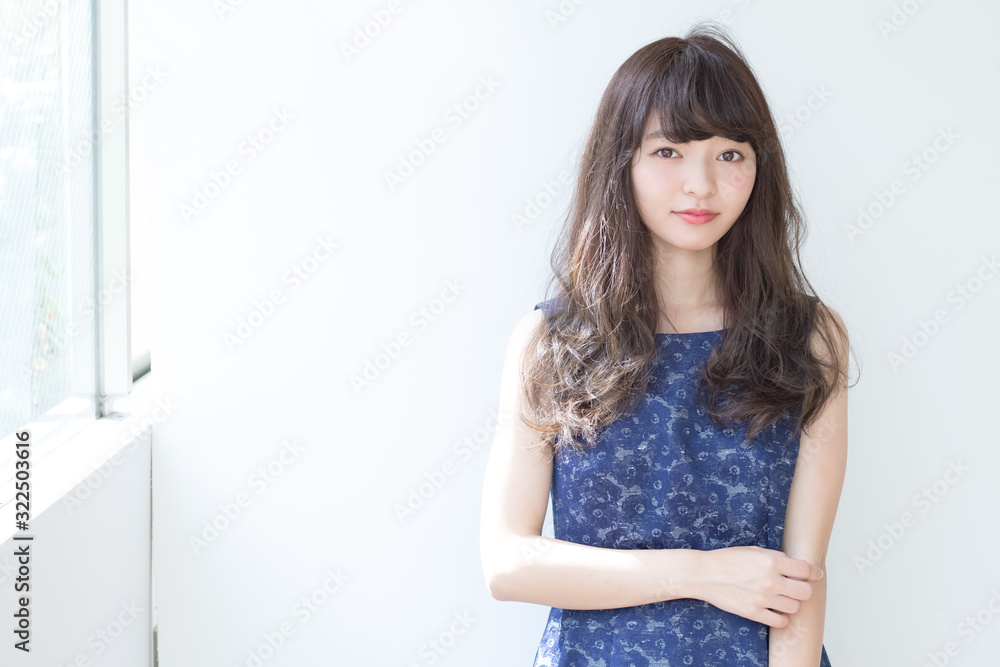 春 夏 ロングヘア ウェーブヘア 黒髪 女性 春 夏 ロングヘア ウェーブヘア 黒髪 女性