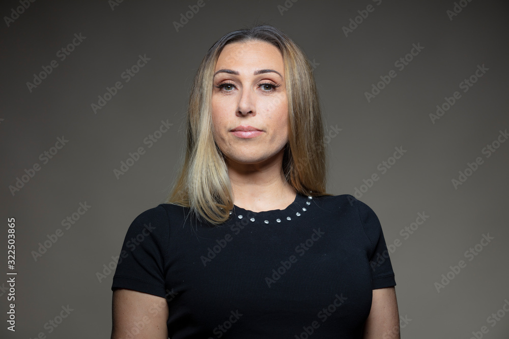 Jeune femme blonde, en studio Jeune femme blonde, en studio