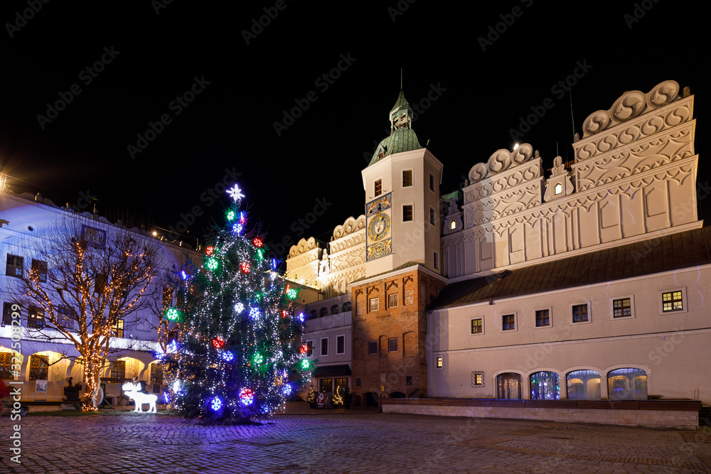 Naklejka premium Christmas street decorations in the night city
