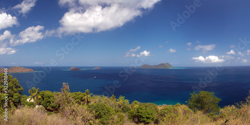 Panorama depuis Grande Terre, île de Mayotte sur les îlots Choizil et M'Tsanboro