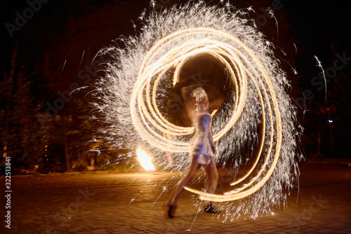 Foto Amazing fire show at night outdoors, copy space
