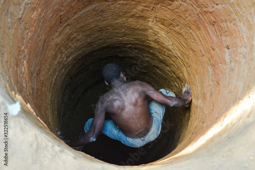 Slika na platnu Digging well in Africa