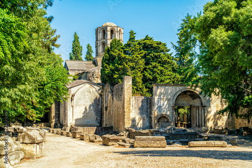 Fototapeta Gräberfeld Les Alyscamps und Saint-Honorat in Arles