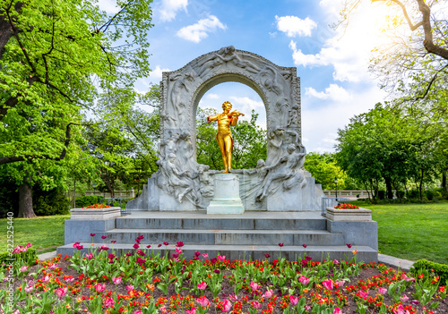 Cuadro en lienzo Johann Strauss monument in Stadtpark, Vienna, Austria