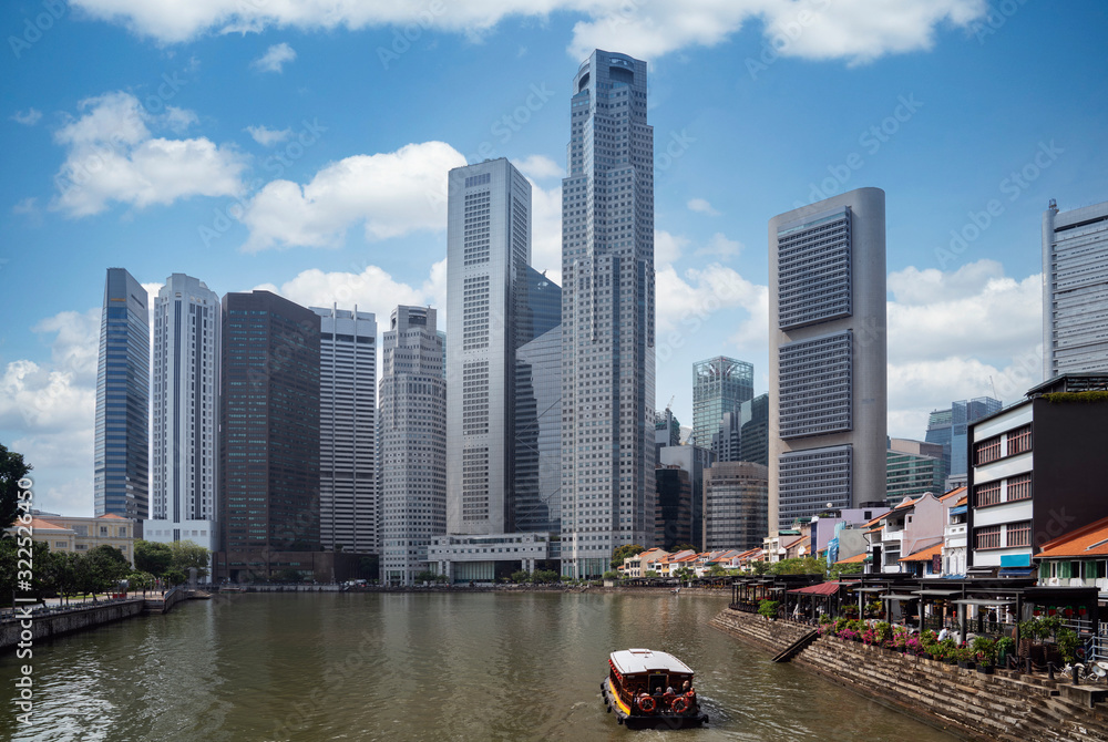Fototapeta premium Traditional boat for tourism in Singapoer city