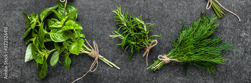Panel kuchenny z motywem Fresh herbs, bunches of freshly harvested green herb from the garden on dark background