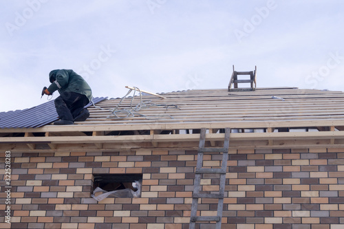 Wallpaper Mural workers build the roof of a new house Torontodigital.ca