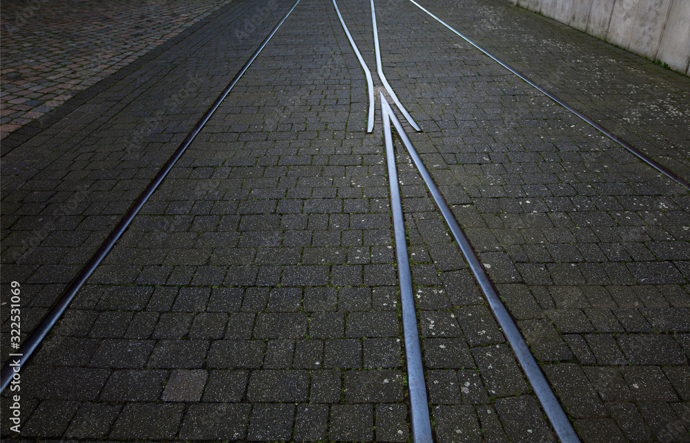 eine menschenleere Strasse mit Schienen eine menschenleere Strasse mit Schienen