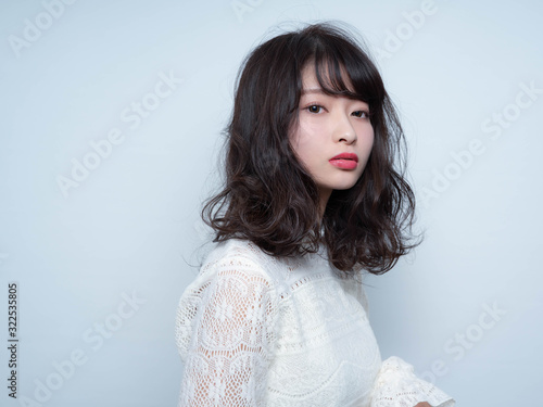 春夏 ウェーブヘア ロングヘア 女性