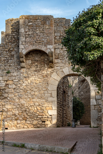 SANT MARTI D EMP  RIES  GIRONA  SPAIN  2020 FEBRUARY 8  SUNNY DAY IN THE OLD CITY OF SANT MARTI DE AMPURIES  GIRONA  SPAIN