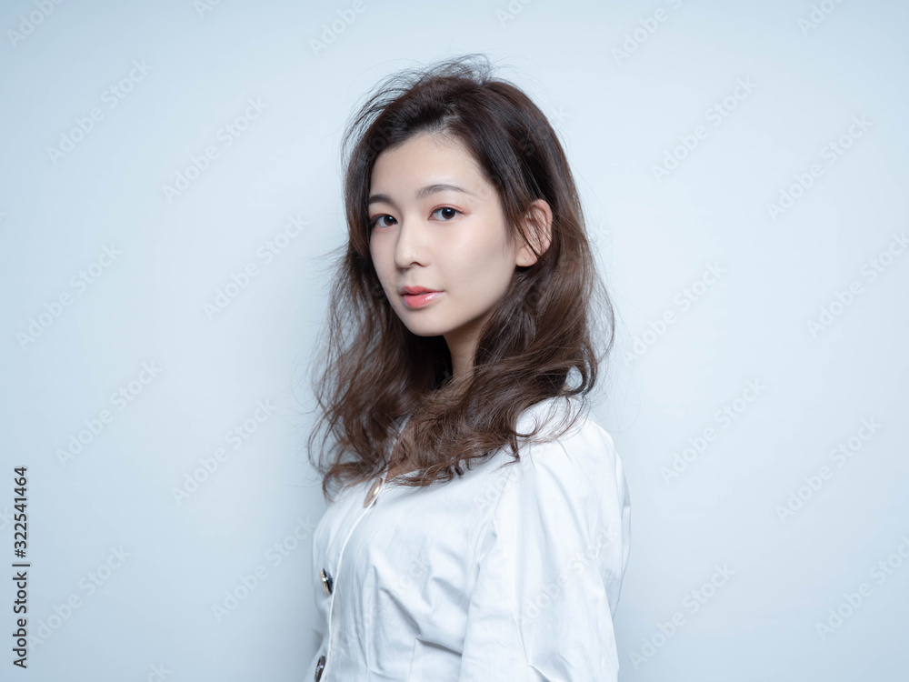 春夏 ロングヘア ウェーブヘア 女性 春夏 ロングヘア ウェーブヘア 女性