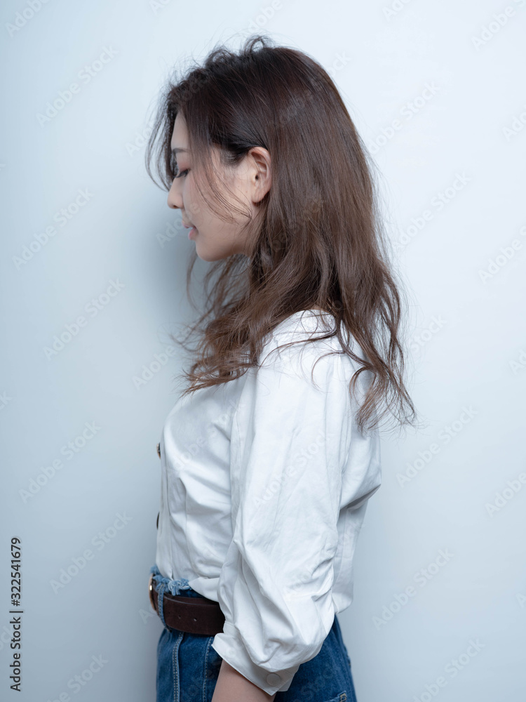 春夏 ロングヘア ウェーブヘア  女性 横顔