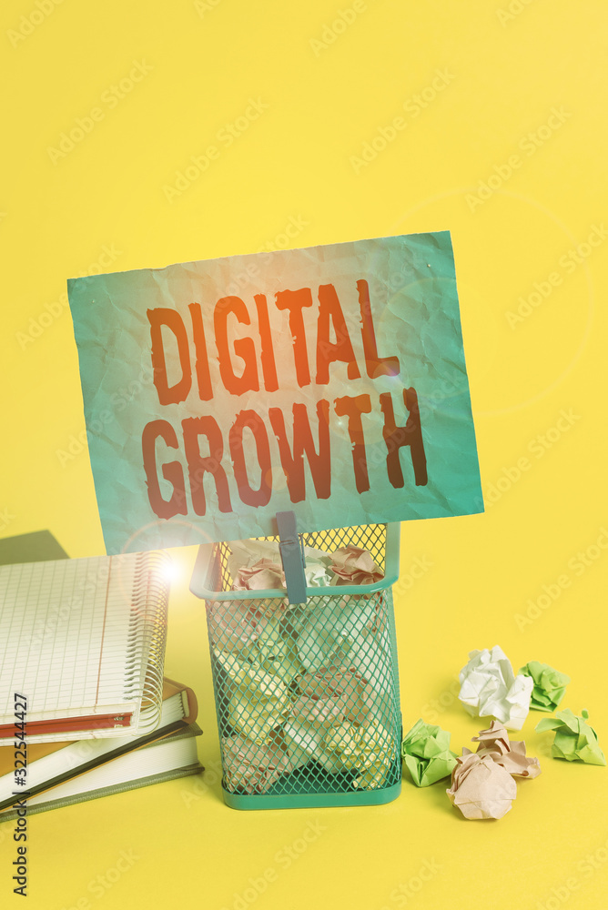 Obraz premium Text sign showing Digital Growth. Business photo showcasing use of digital technology to solve traditional problems Trash bin crumpled paper clothespin empty reminder office supplies yellow