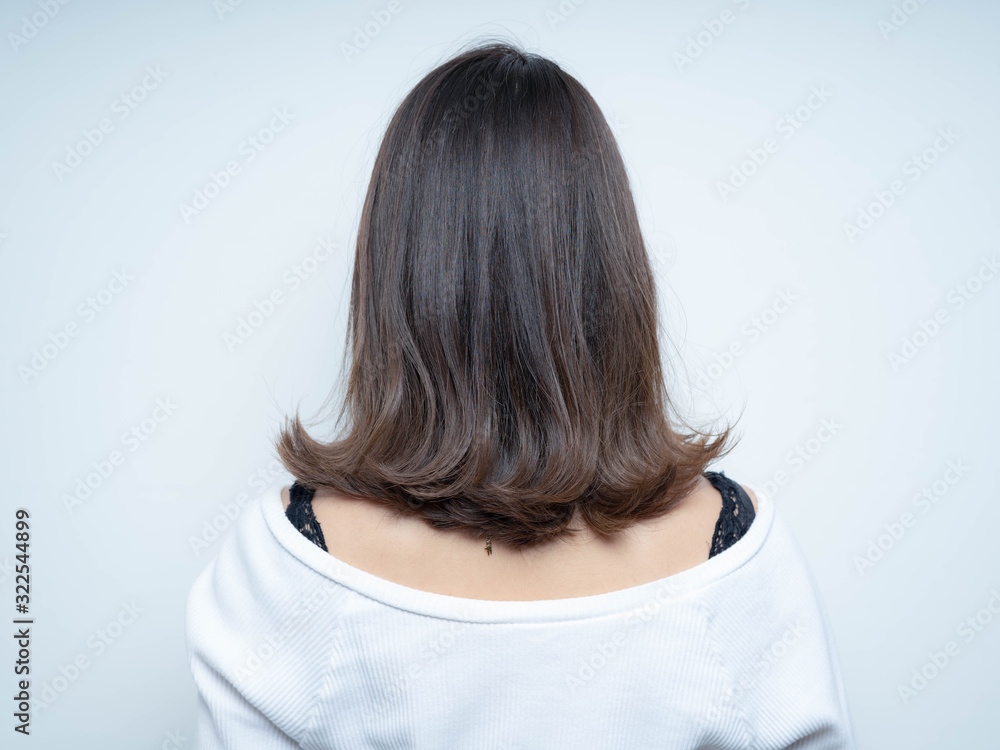 春 夏 ウェーブヘア  ミディアムヘア 女性 後ろ姿