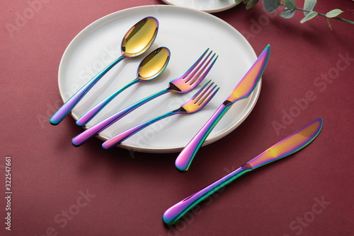 The rainbow tableware used in the banquet is in red background
