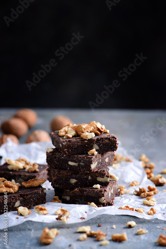 No-bake vegan brownies with chocolate ganache..style rustic