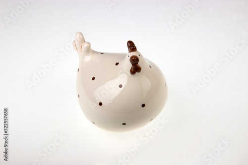 ręcznie robiona ceramiczna figurka kury folklor na białym tle photo