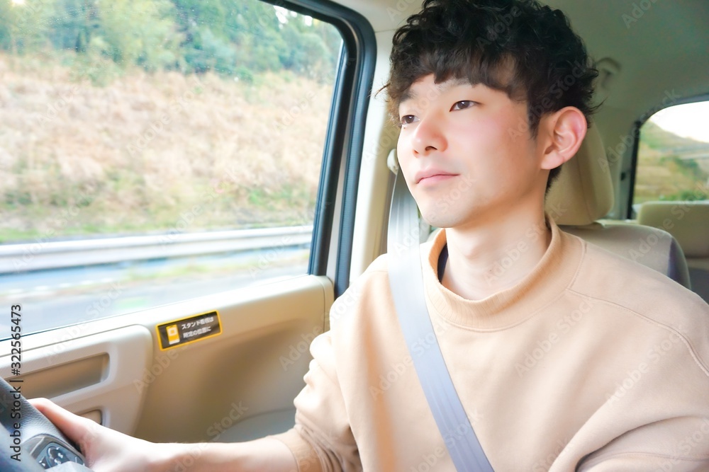 運転をする 男性 運転をする 男性