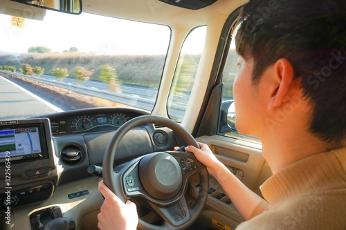 運転をする　男性 photo