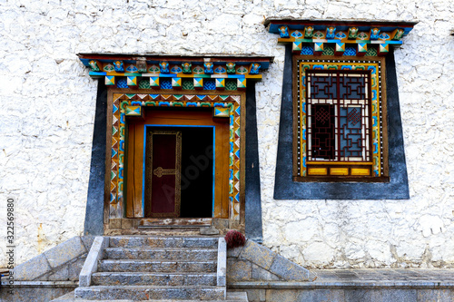 Tibetan traditional architecture windows and doors