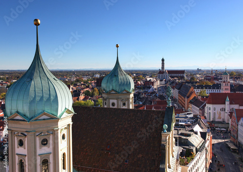 Augsburg, Blick vom Rathaus über die Maximilianstrasse auf die St. Ulrichskirche mit Blick auf die Alpen im Hintergrund wegen Föhn