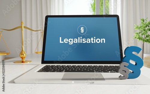 Legalisation – Recht, Gesetz, Internet. Laptop im Büro mit Begriff auf dem Monitor. Paragraf und Waage.         