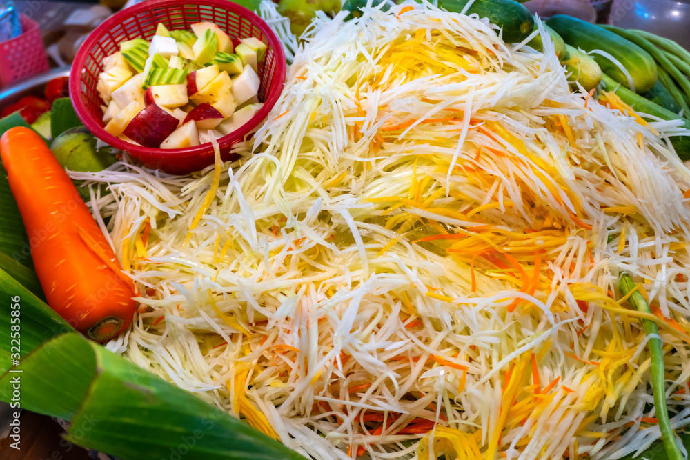Φωτογραφία Papaya is cut out to be used to make green papaya salad thailand
