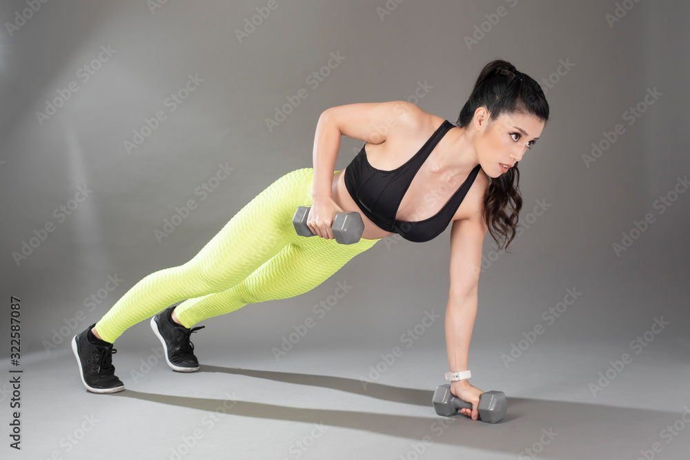 Obraz premium Beautiful fitness body builder woman in Studio