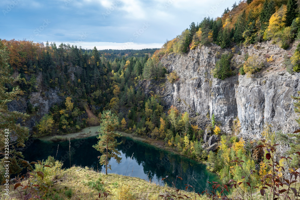 Fototapeta premium Kratersee, nördlichster Hegauvulkan Höwenegg bei Immendingen, Baden-Württemberg, Deutschland