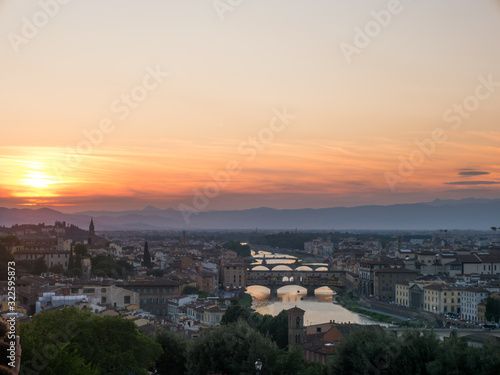 Joli coucher de soleil sur les hauteurs de Florence en Italie