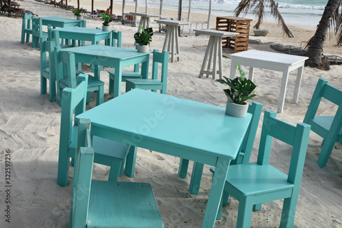 Tables et chaises bleues dans le sable © JFBRUNEAU