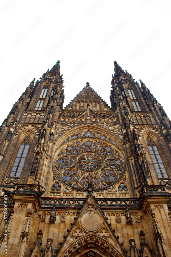 Fototapeta premium Praga. 05.10.2019: Widok perspektywiczny Katedry Metropolitalnej Świętych Wita, Wacława i Wojciecha, doskonały przykład architektury gotyckiej. Wieża południowa Golden Gate z zegarem.