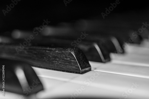 Teclado de piano en primer plano. Foto en blanco y negro   photo