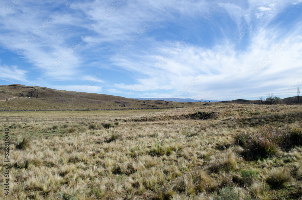 Paisaje montañoso con nubes