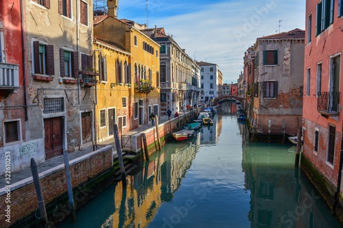 Fototapeta Beautiful shot of canals and colorful buildings of Venice, Italy