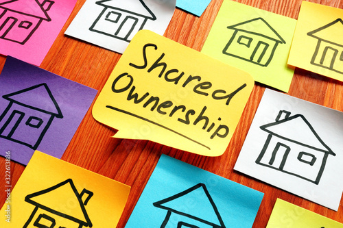Φωτογραφία Shared ownership phrase and drawn houses.