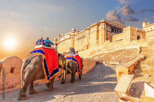 Obraz na płótnie Tourists riding elephants near the famous Amber Fort in Jaipur, India w salonie