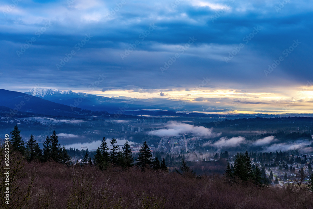 Obraz premium Winter morning mists over Fraser Valley - from UniverCity on Burnaby Mountain