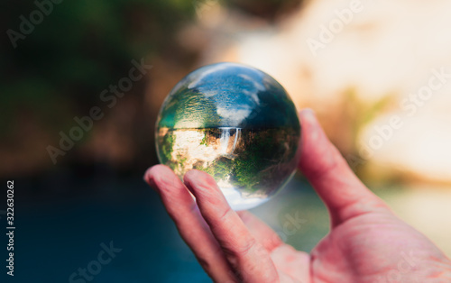 Fototapeta Naklejka Na Ścianę i Meble -  Naturaleza reflejada en una esfera de cristal