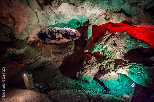 Cuadro en lienzo Green grotto caves in Jamaica travel destination