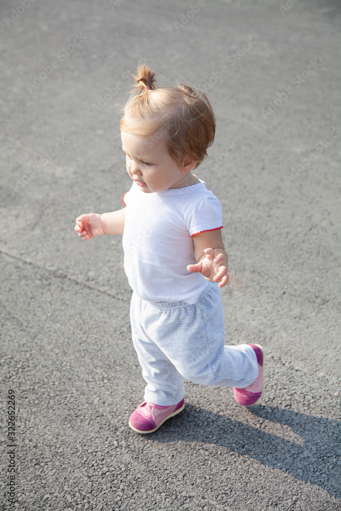 Fototapeta premium babyes first steps