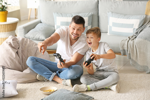 Father and his little son p...