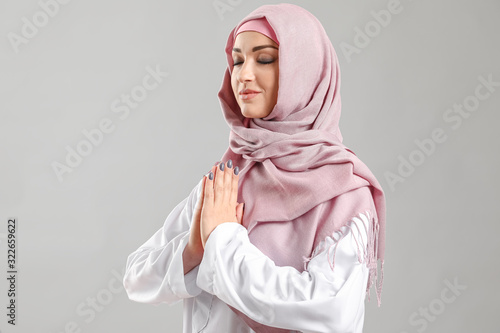 Beautiful Arab woman on gre...