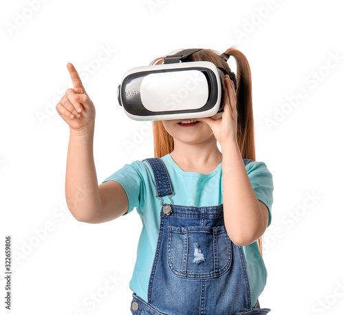 Little girl with virtual re...