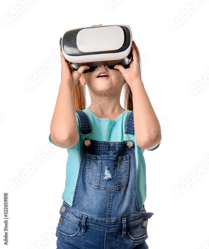 Little girl with virtual re...