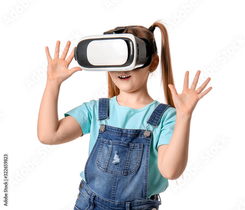 Little girl with virtual re...