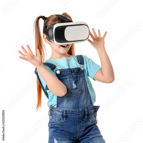Little girl with virtual re...