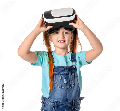 Little girl with virtual re...