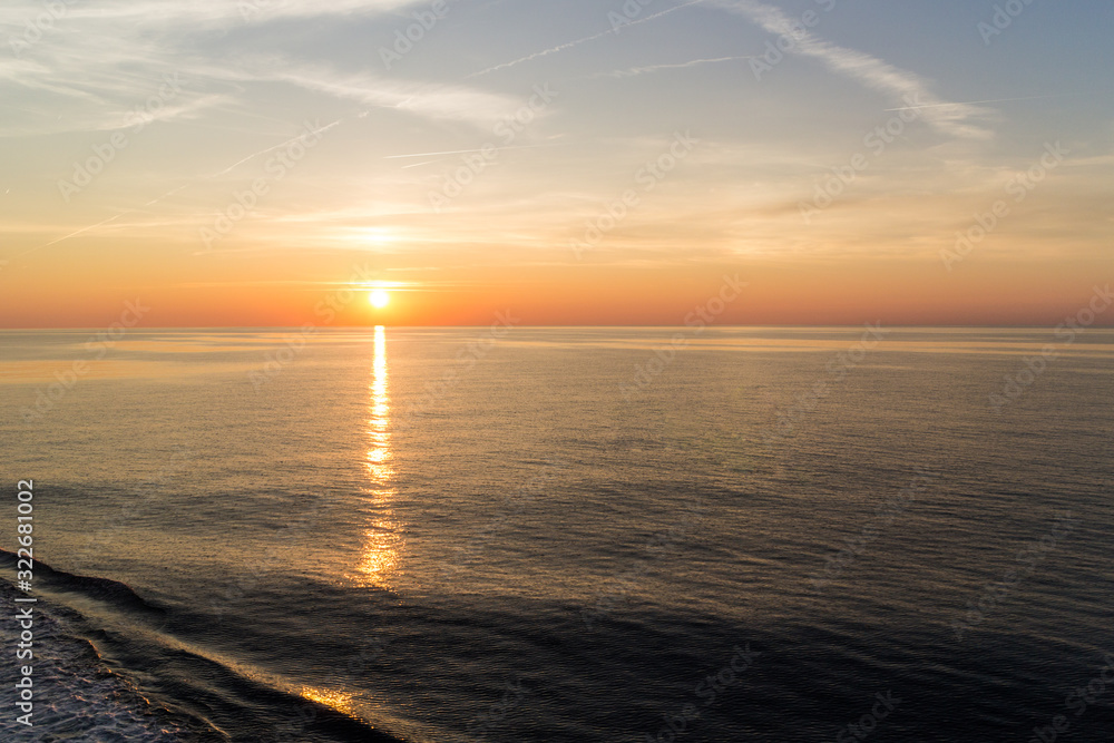 Obraz premium Sunset from a ship